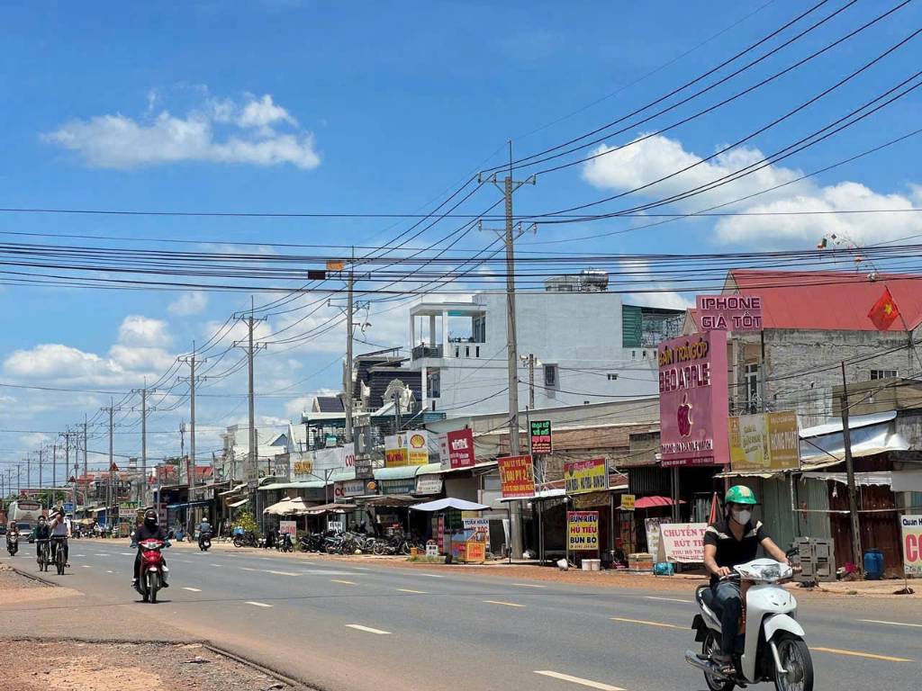 Kẹt tiền sang gấp 400m² (10x40) thổ cư 200m², kế bên khu công nghiệp Becamex, dân cư đông