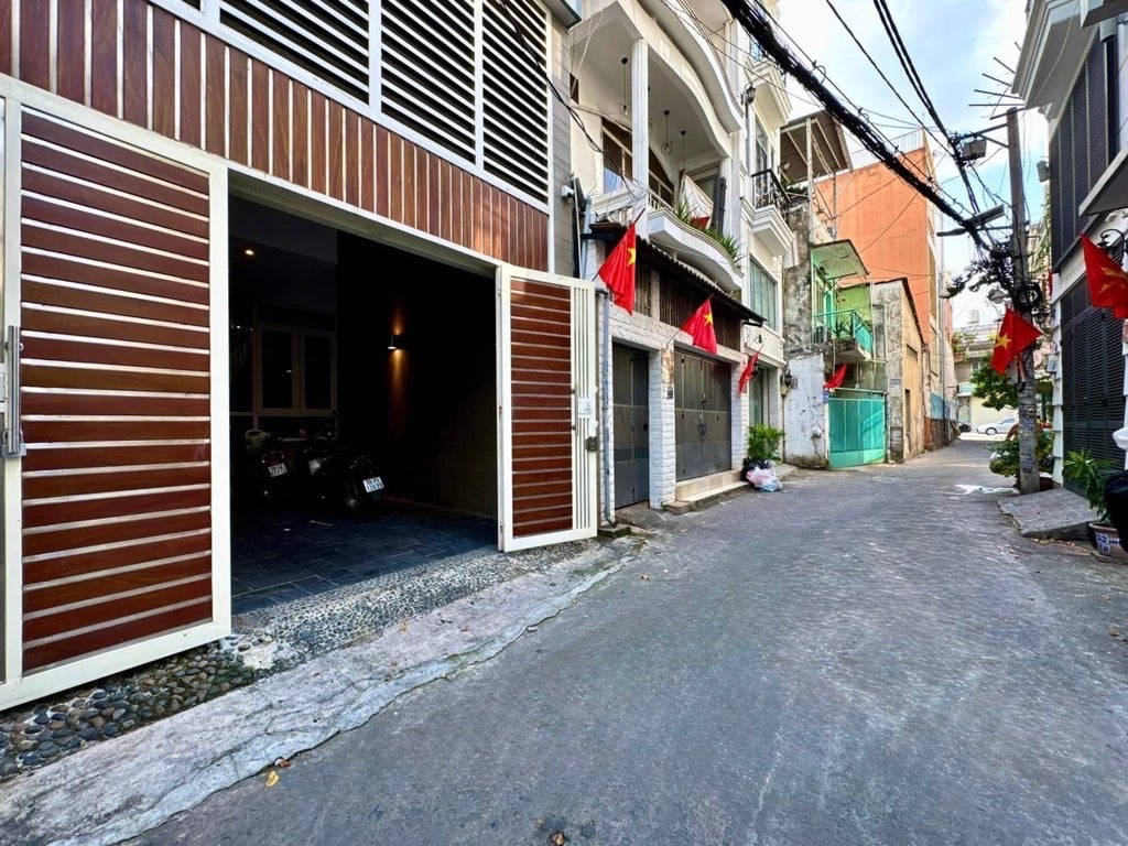 Bán Nhà HXH, Sát Mặt Tiền Huỳnh Văn Bánh, Phú Nhuận, Thông Số Vàng 4,8 x 14, Giá chỉ 17,5 tỷ