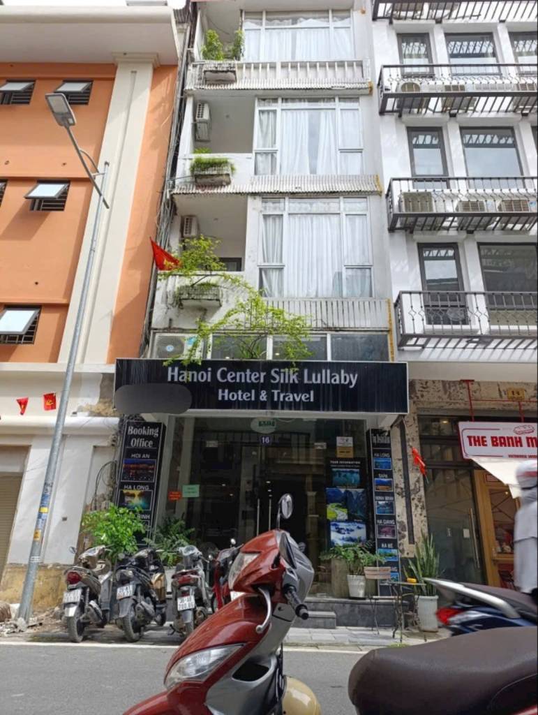 MẶT PHỐ TRUNG TÂM PHỐ CỔ CHỢ HÀNG DA
KHÁCH SẠN VỚI TÒA NHÀ 8 TẦNG CON PHỐ CỦA TÂY DU LỊCH PHỐ CỔ