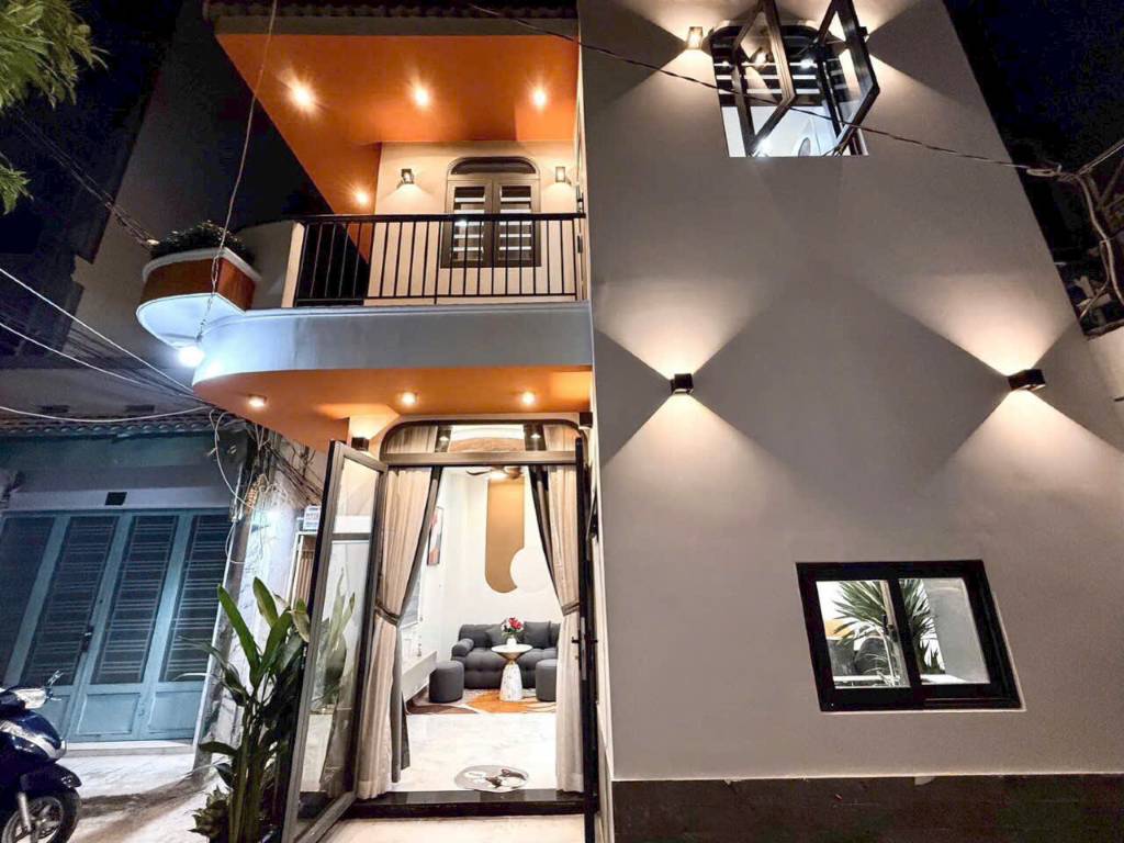 MT Hẻm - Thoáng - Nhà Đẹp - Vị Trí Tốt .