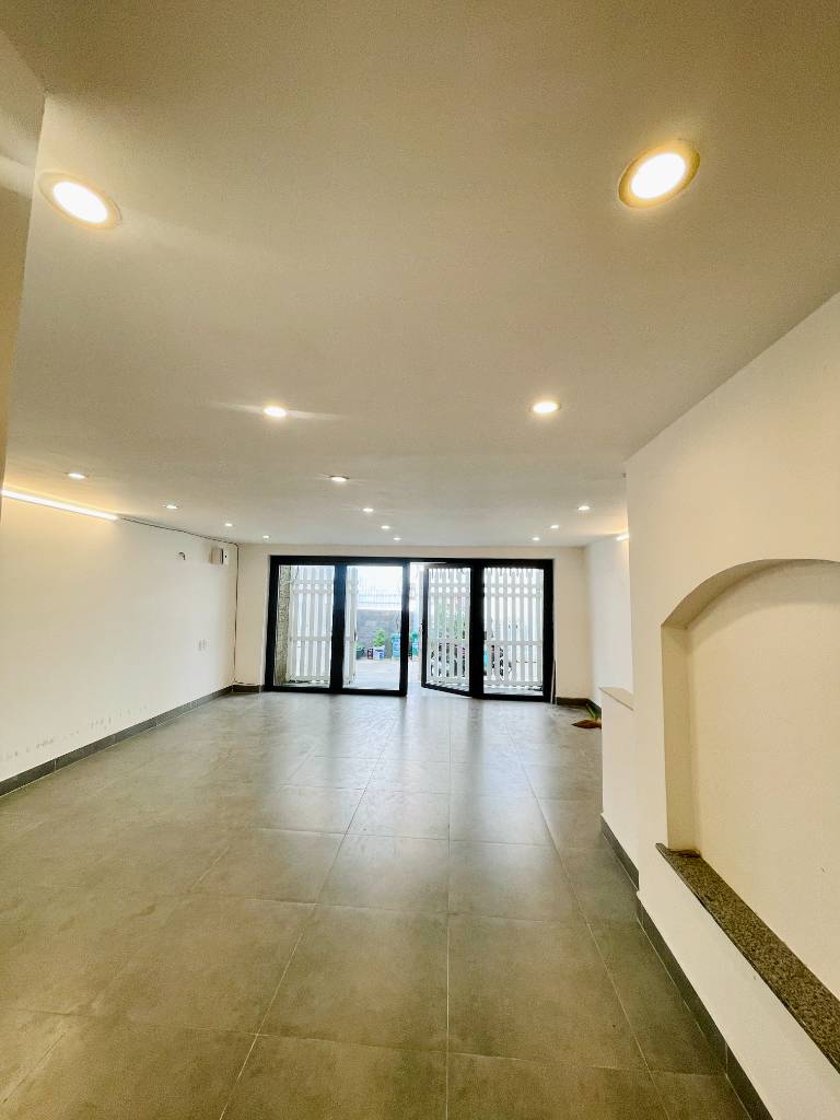Nhà cực đẹp ngay chợ Hiệp Bình 5x15m, HXH, sát Gigamall, vuông vức giấy tờ đầy đủ