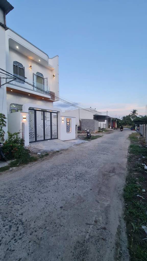 Nhà 2 Tầng đẹp Mới Kiên Cố - Giá tốt - Cách Trung Tâm Nha Trang 13phut di chuyển