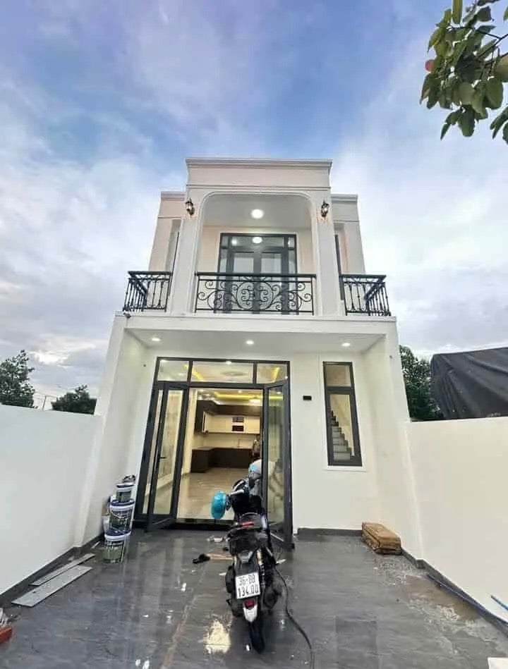 CẦN BÁN GẤP – NHÀ PHỐ 1 TRỆT 1 LẦU – GẦN CHỢ BÌNH CHÁNH – CẦN ĐƯỚC LONG AN – 94m² – GIÁ 2 TỶ2 SHR