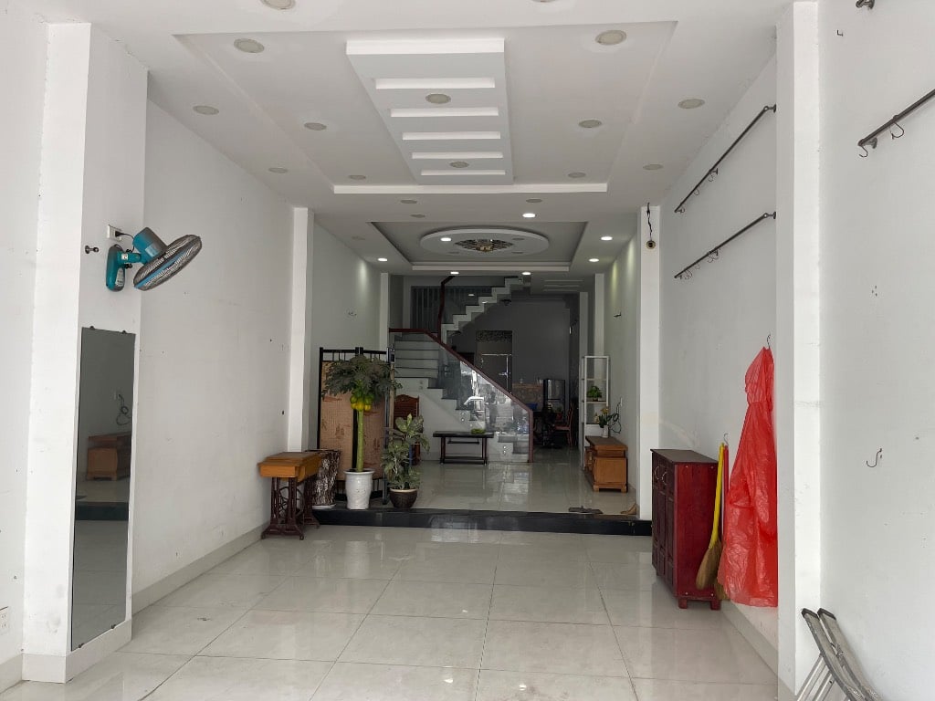 Bán nhà 3 tầng mặt tiền Ngô Gia Tự, Gần chợ Xóm Mới , Vị trí đẹp, thuận tiện vừa ở vừa kinh doanh