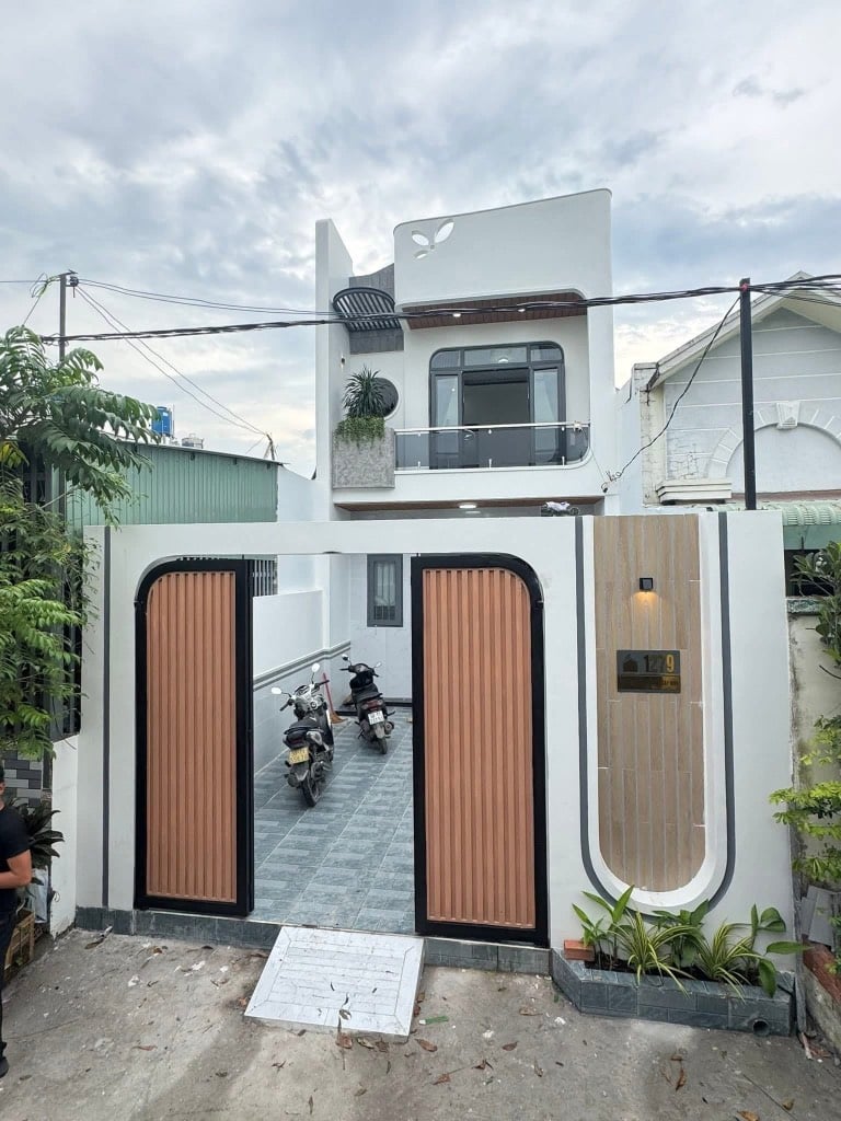 NHÀ 1TRỆT 1LẦU CẦU TRÀM – CẦN BÁN GẤP – CẦN ĐƯỚC LONG AN – 102m2 – GIÁ 2 TỶ4 SHR