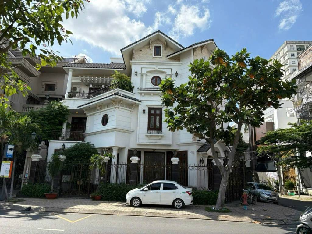 Biệt Thự Sang Trọng – Góc 2 Mặt Tiền Lê Thúc Hoạch, Quận Tân Phú