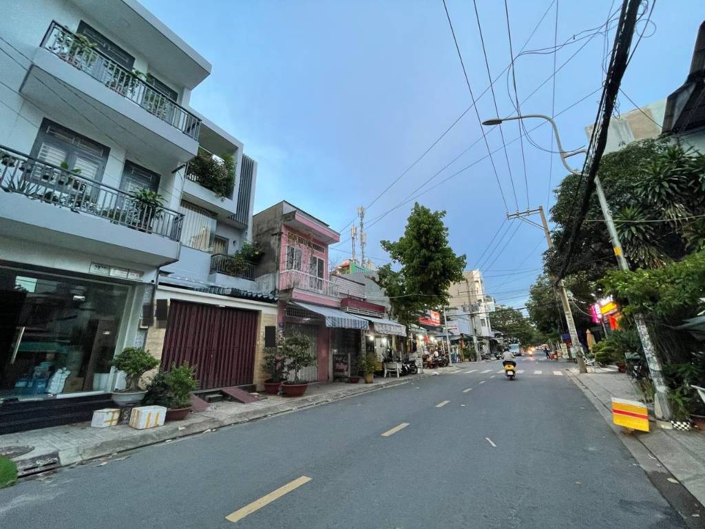 Nhà mặt tiền Lê Niệm Tân Phú, 70m², 3 tầng, 5PN, khu Họ Lê an ninh