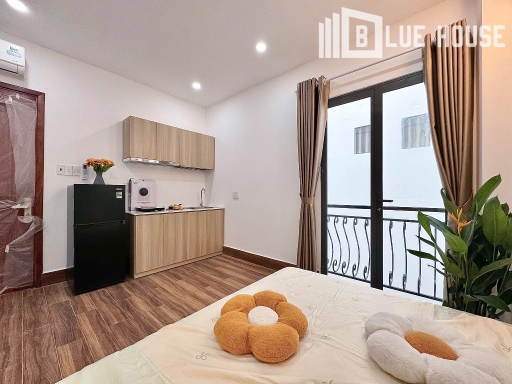 Cho thuê CC mini 1PN ban công gần học viện Hàng Không, Tân Bình