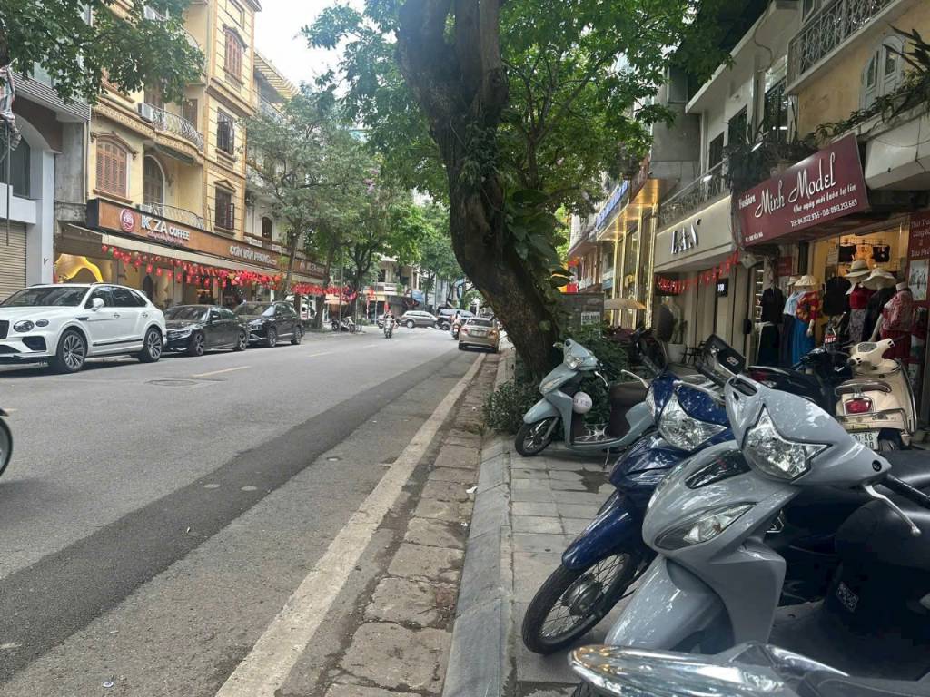 HÀNG MÃ HAI MẶT PHỐ GIÁ RẺ HƠN MẶT PHỐ CẦU GIẤY
VỈA HÈ SIÊU RỘNG KINH DOANH VÔ ĐỐI ĐÃ HẠ CHÀO