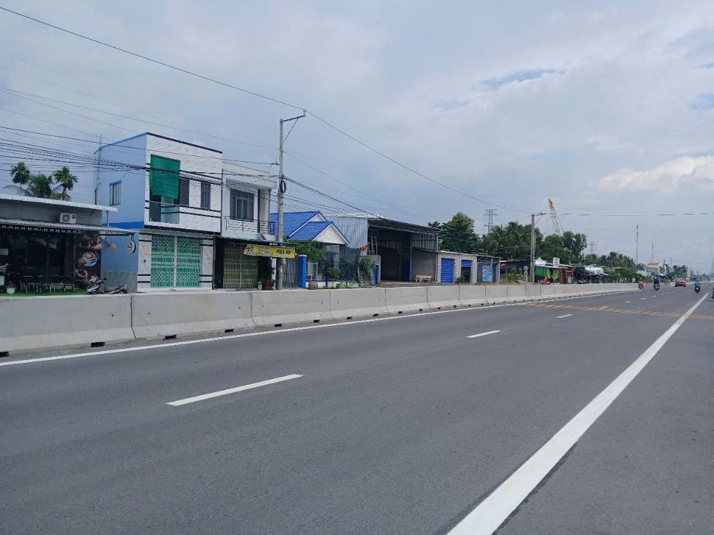 Bán lô đất rộng 2400m2. Tặng căn BIỆT THỰ đẹp LONG LANH sát đường DT870 lên Cầu Rạch Miễu 2.