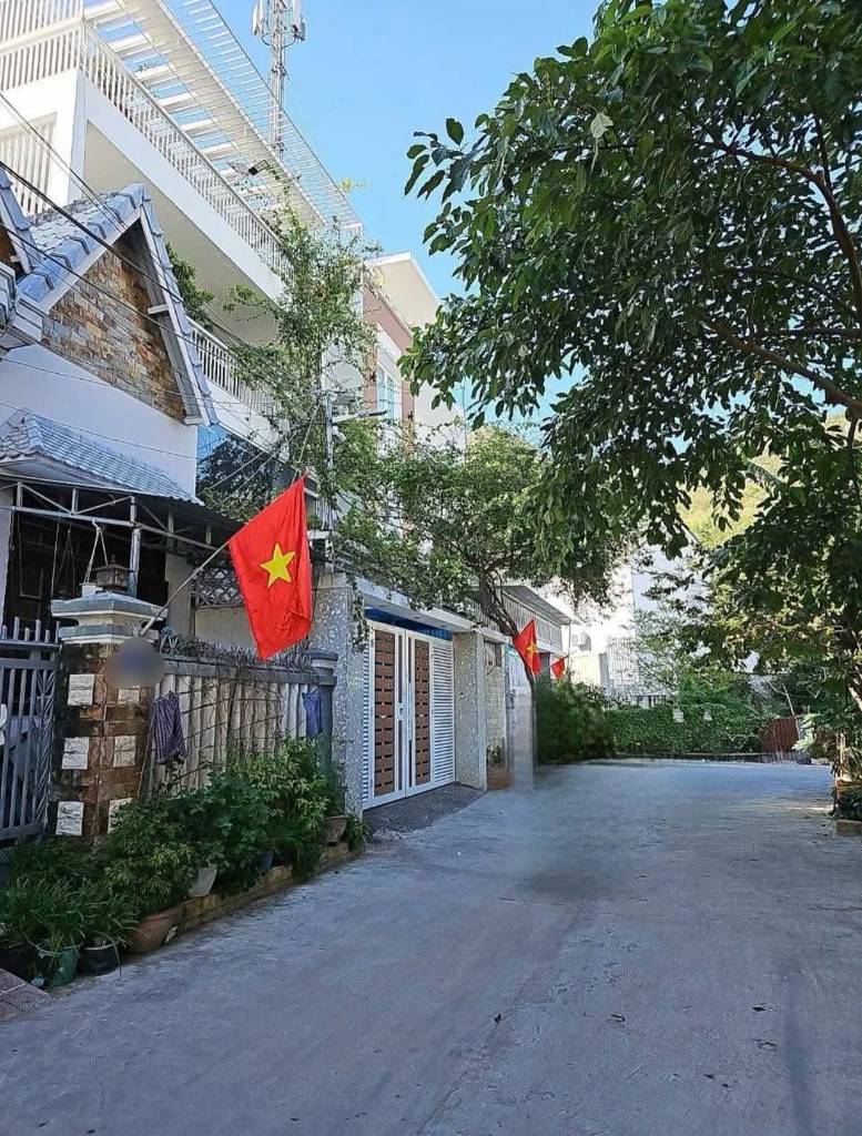 Nhà 2 tầng ô tô thông - sát chợ Ba Làng - cách biển Ba Làng 200m