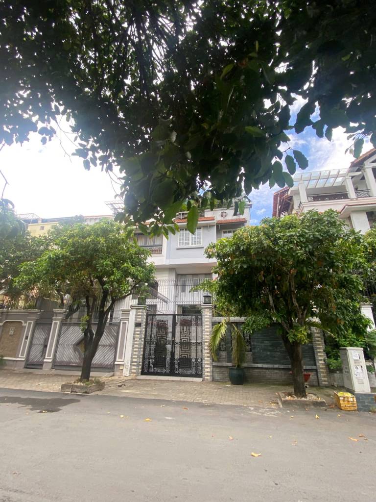 Bán biệt thự đường Hoa Lan, Phú Nhuận, khu VIP, diện tích 8x18m, giá 57 tỷ