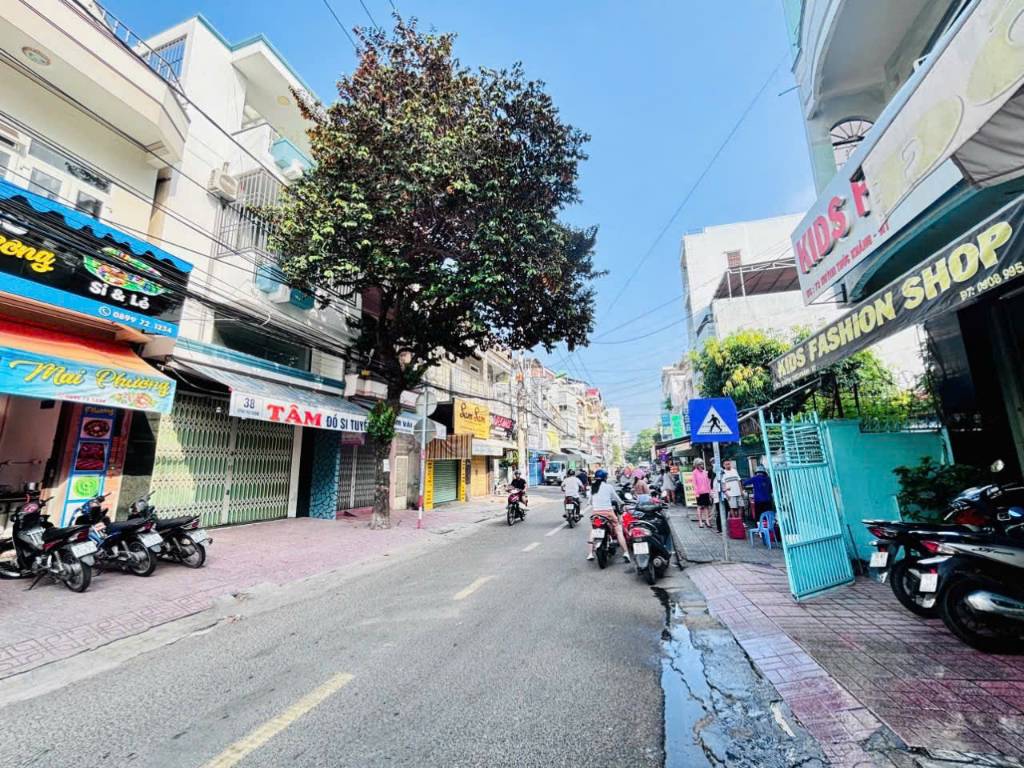 Nhà 2 tầng mặt tiền Huỳnh Thúc Kháng - ngang 4,5m - cách biển Trần Phú 700m