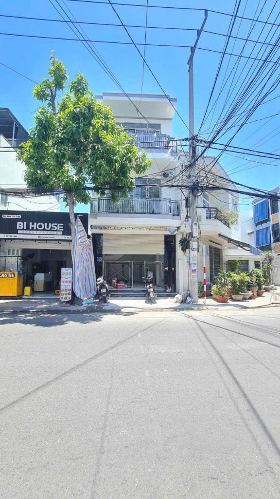 Bán nhà mới 3 tầng MT đường Cửu Long, 3 phòng ngủ