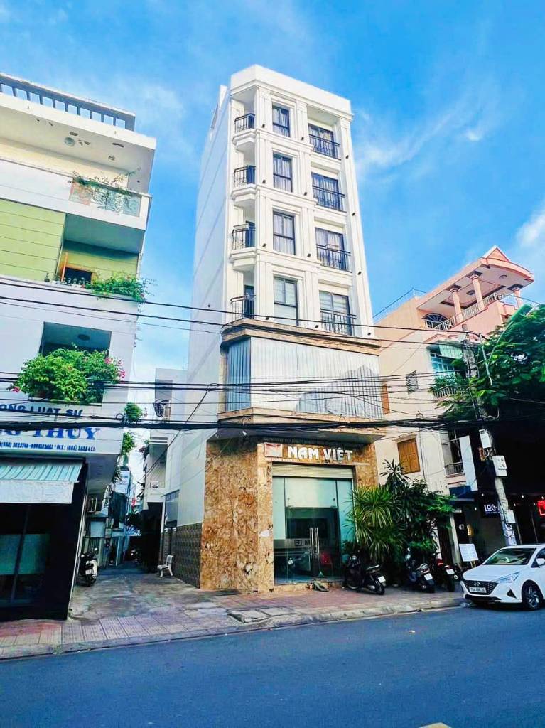 Nhà 7 Tầng, Góc 2 mặt tiền đường Quang Trung, sẵn thang máy, cách biển Trần Phú 500m