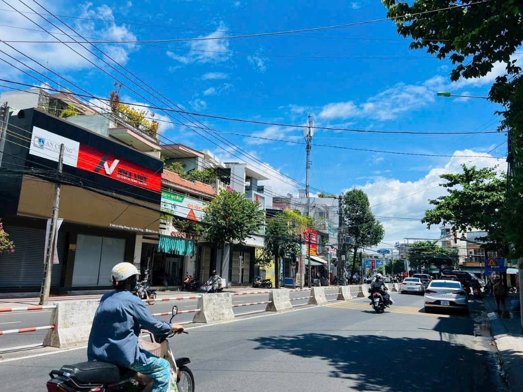 Nhà 3 tầng Lê Hồng Phong, sát siêu thị Coopmart, cách biển Trần Phú 2km