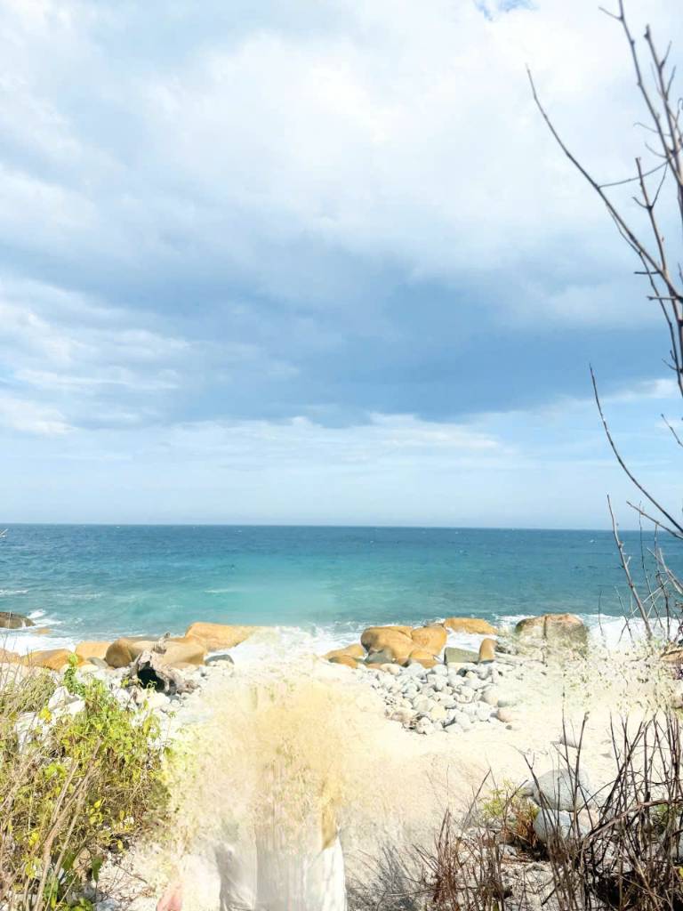 Mặt biển đảo Bích Đầm Nha Trang, vị trí thoáng, đường hoa giấy