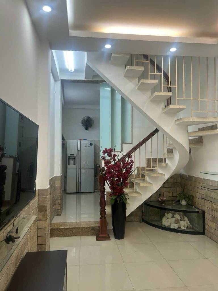 Bán nhà nở hậu, 5 PN, đường thông Tam lộ ngay tại Quận 3