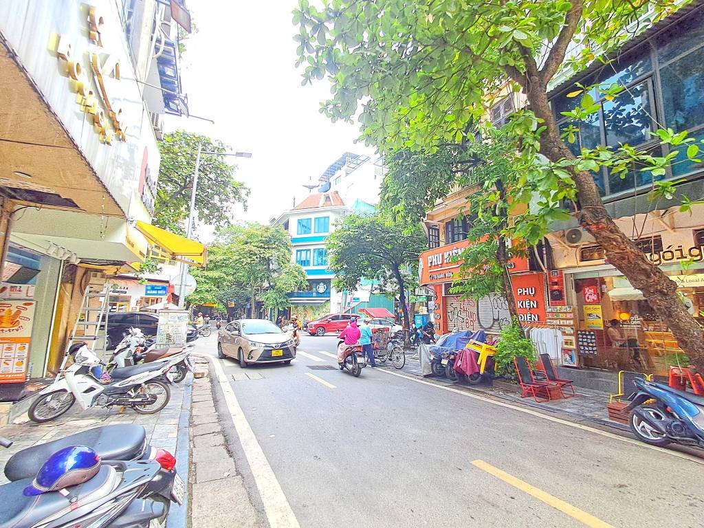 Mặt phố Hàng Nón Hoàn Kiếm 34m² 4 tầng 1 sổ full thổ cư nở hậu kinh doanh sầm uất chỉ 36tỷ