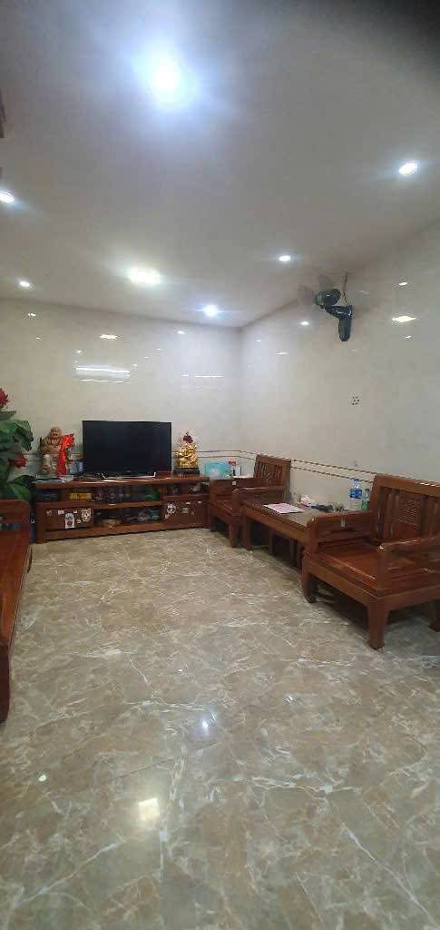 Hiếm! Bán nhà Lạc Long Quân – 90m², 3 tầng, gần Hồ Tây, sổ đỏ chính chủ, giá 13.9 tỷ