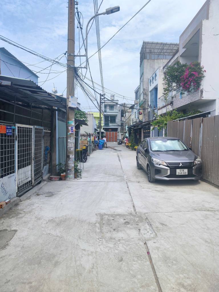 CẦN BÁN NHÀ TÂN KIÊN, CÓ GÁC, HẺM XE TẢI, GIÁ TỐT