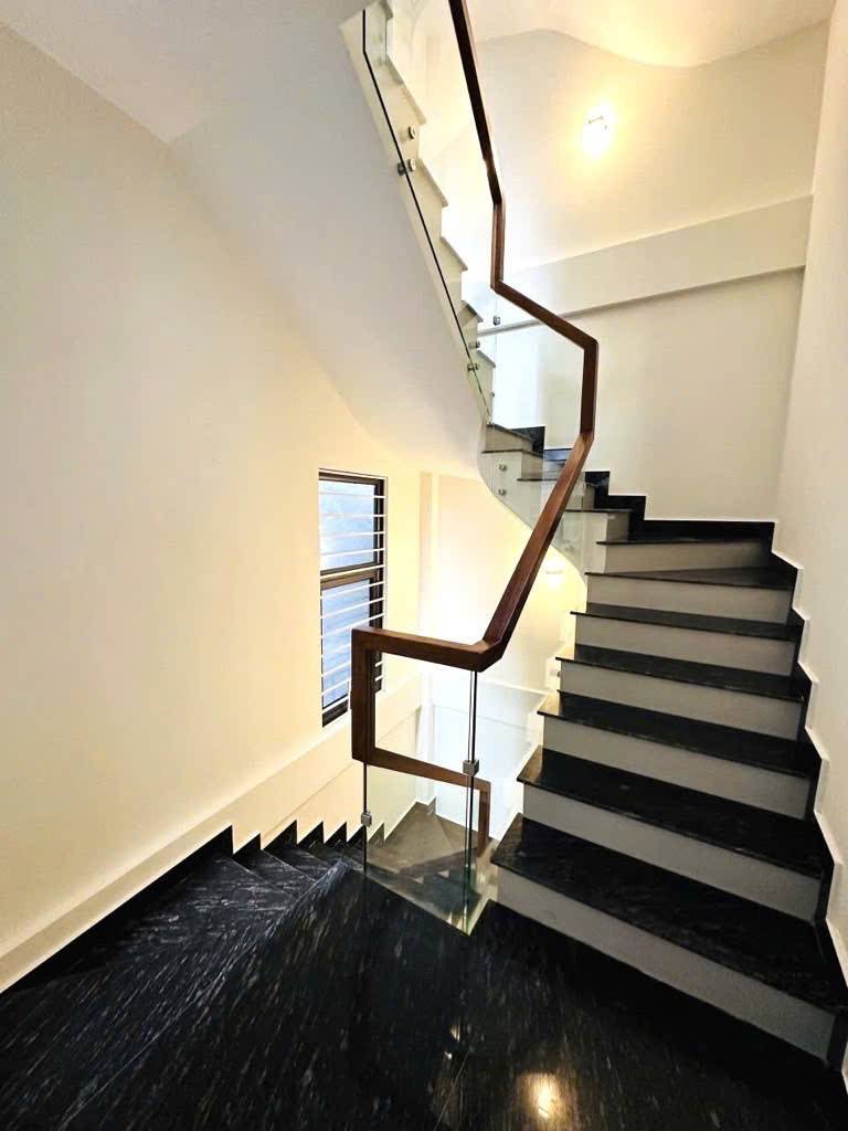 Chính chủ bán nhà Lạc Long Quân – 75m², 5 tầng, ngõ thoáng, giá hấp dẫn