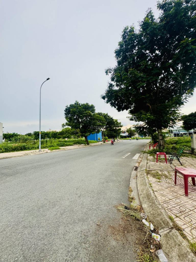 Nền đất ngay mặt tiền đường thương mại - Bình Dương, liền kề trường học, chợ
