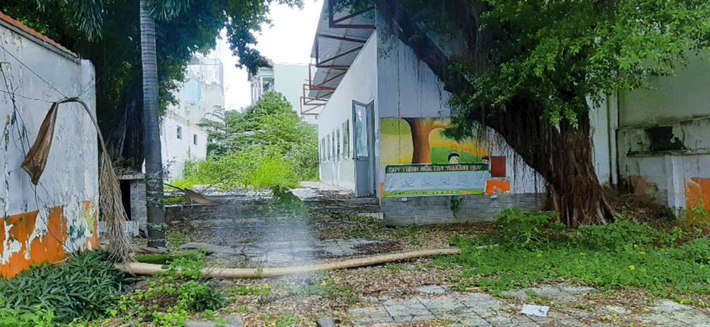 Cho thuê đất mặt tiền 496 Nguyễn Duy Trinh Quận 2 Dt 600m2 ngang 10M Giá thương lượng 0903034***