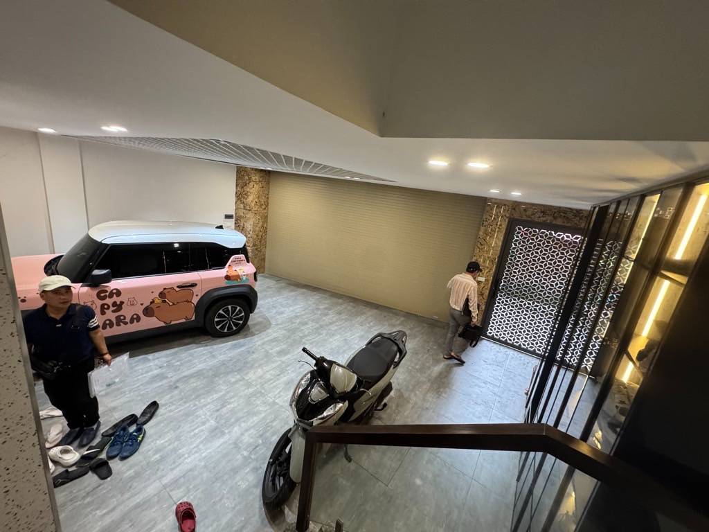 HẠ CHÀO SÂU-CƠ HỘI HIẾM CÓ- SIÊU PHẨM NHÀ 7 TẦNG THANG MÁY, GARA Ô TÔ 7 CHỖ TẠI PHỐ NGUYỄN LAM, LONG BIÊN