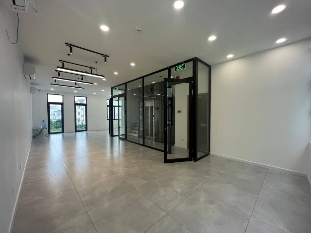 Cho thuê tầng nhà phố Vinhomes Grand Park làm văn phòng - đã ngăn sẵn 2 phòng riêng 2 nhà vệ sinh thuận tiện