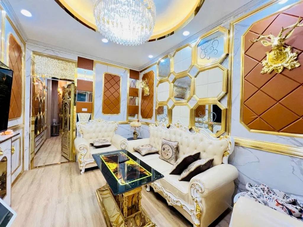 Bán Nhà Phố Hoàng Cầu - 44m2 x 5 Tầng – Gần Hồ, Gần Trường – Nhà Đẹp Ở Ngay – Giá 13.88 Tỷ