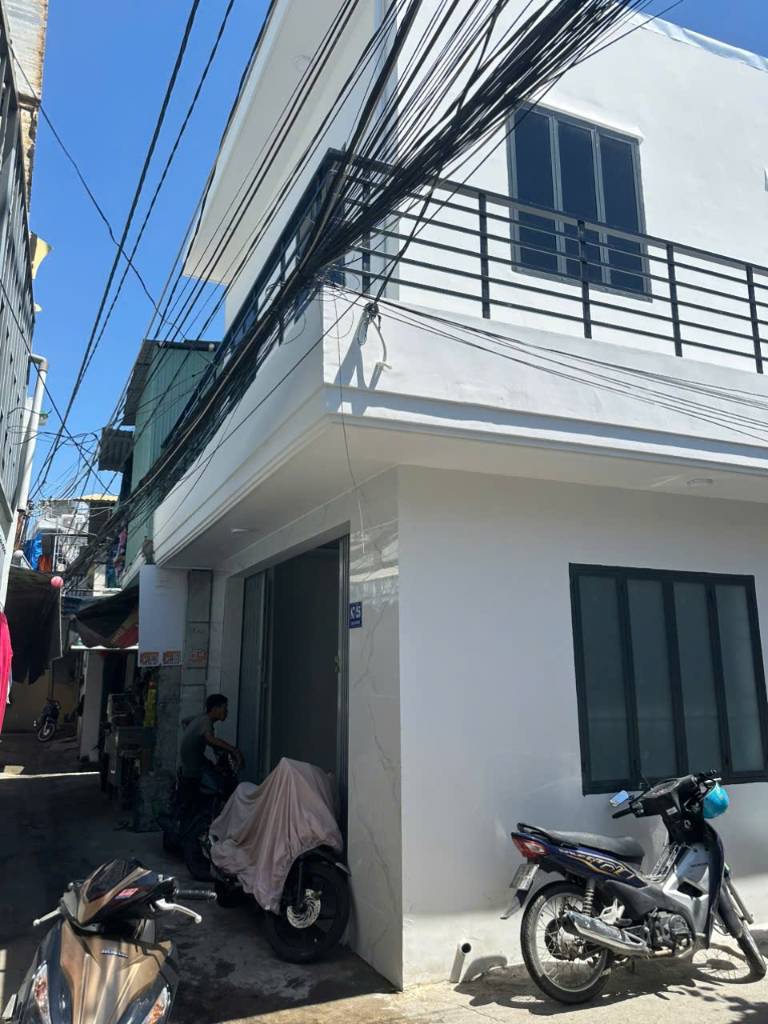 Nhà new góc 2 mặt tiền Cao Văn Bé cách biển Hòn Chồng 500m, hẻm xe máy
