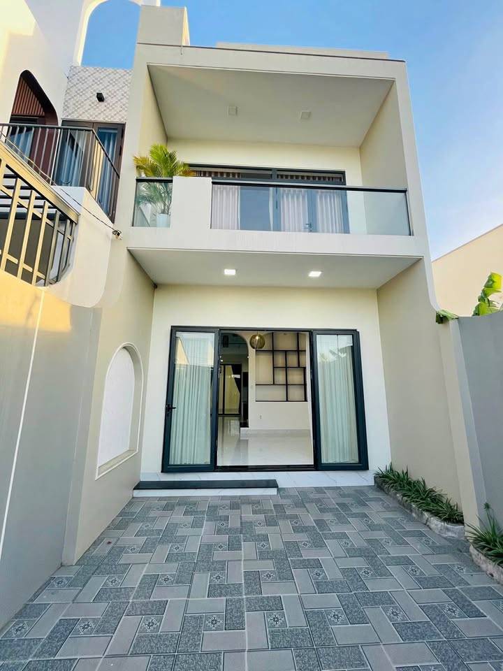 CƠ HỘI HIẾM CÓ! NHÀ PHỐ 102M² GẦN CHỢ BÌNH CHÁNH TẶNG NỘI THẤT, SỔ HỒNG RIÊNG - GIÁ CHỈ 2.25 TỶ!