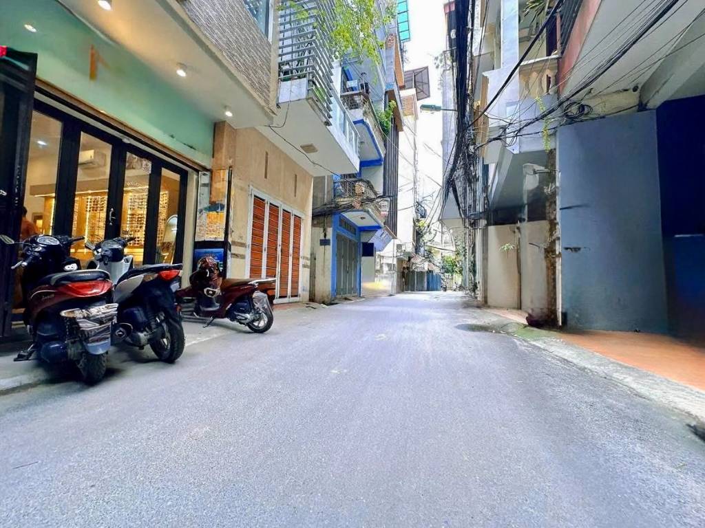 Siêu Phẩm Phân Lô Hoàng Cầu - 48m² - Gara Ô Tô - Ngõ Thông - 6 Phòng Ngủ - Nhà Đẹp Ở Ngay