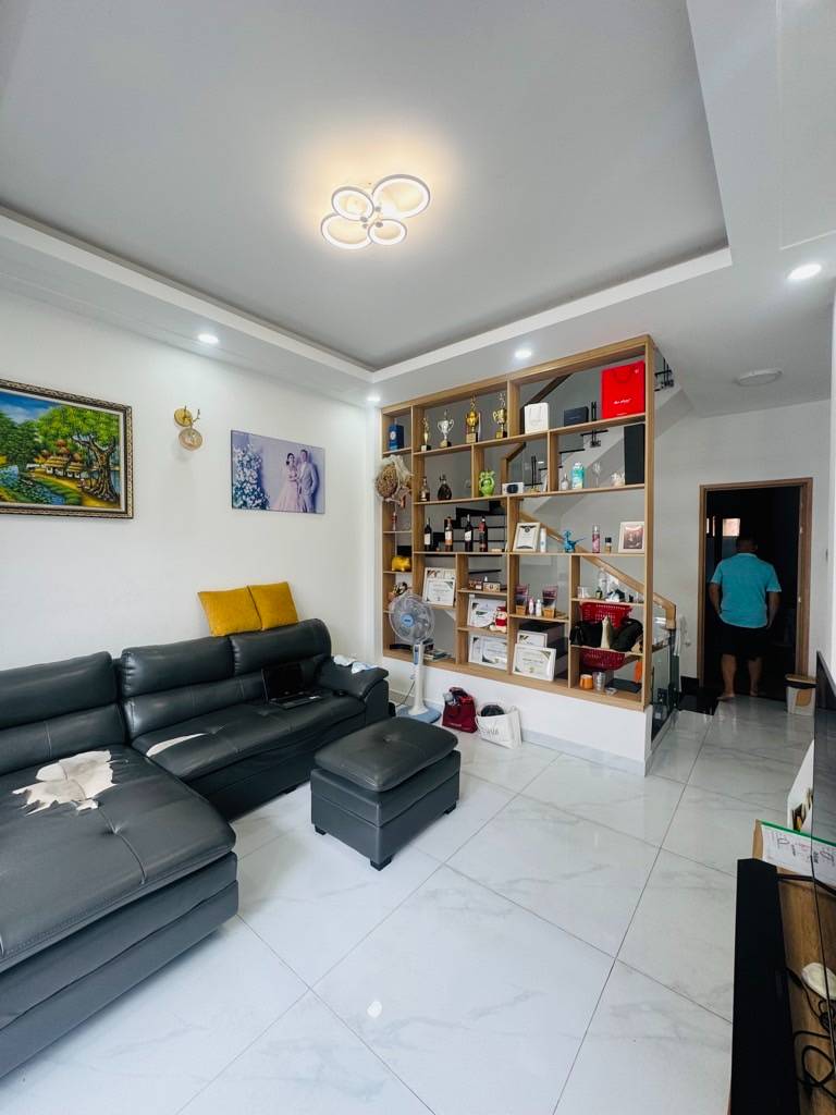 Giảm giá cần bán gấp nhà 4 tầng hẻm 6m giá nhỉnh 6 tỷ còn TL