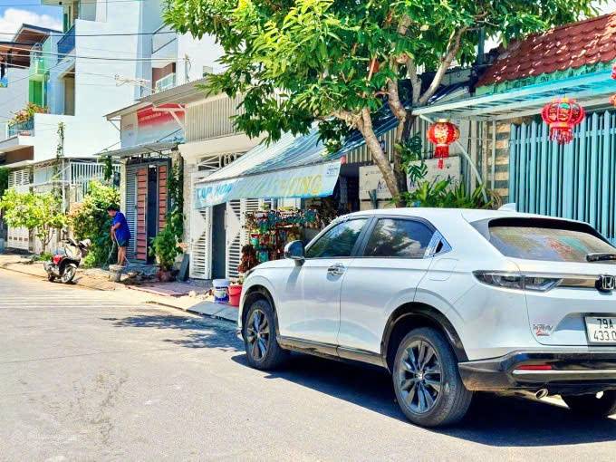 Nhà 3 tầng Nguyễn Trác, ngang 5m, cách biển Hòn Chồng 700m