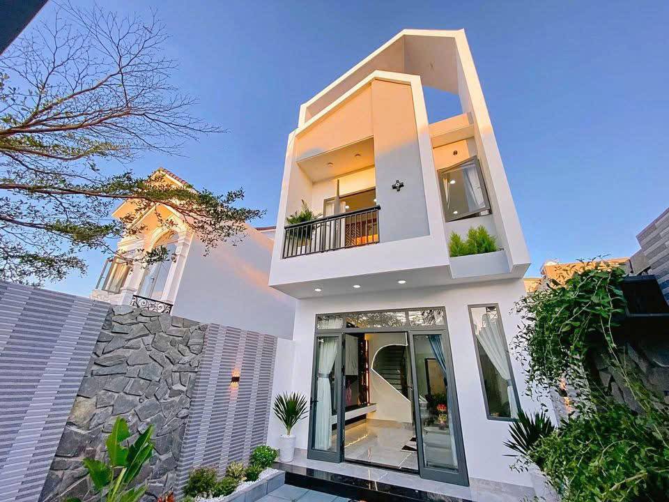 NHÀ 2 TẦNG 103M², SHR, SÂN Ô TÔ, FULL NỘI THẤT, KINH DOANH, 2.5 TỶ.