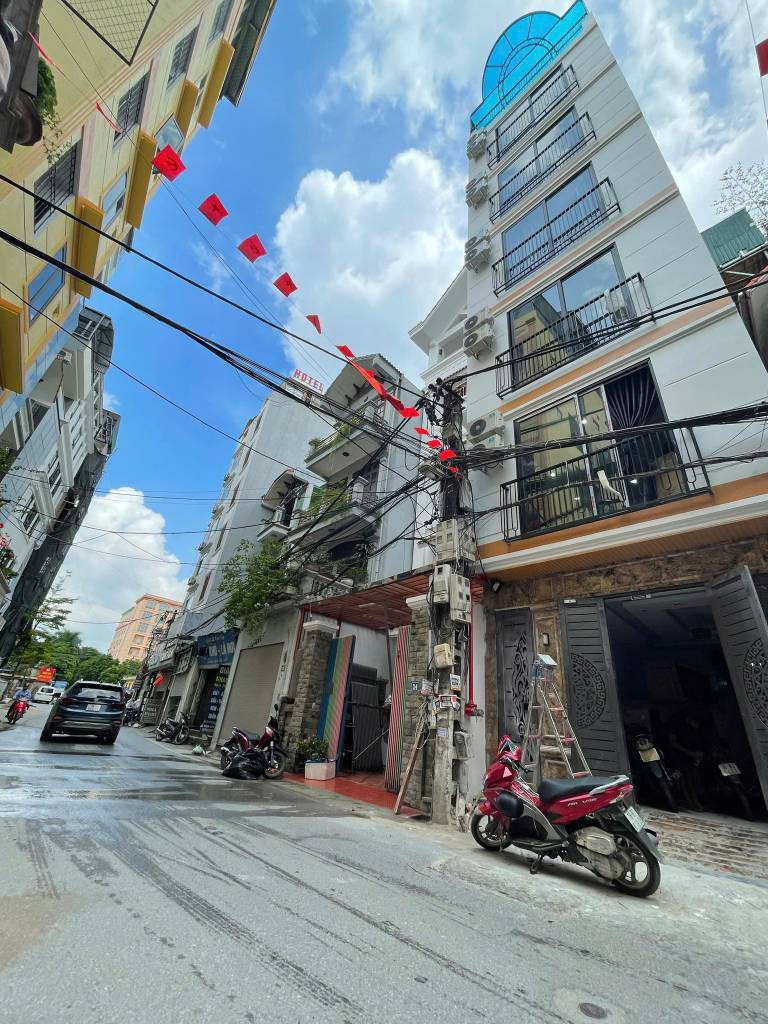 BÁN NHÀ 7 TẦNG THANG MÁY–GARA Ô TÔ–KINH DOANH CHO THUÊ 9 PHÒNG–GẦN AEON MALL LONG BIÊN