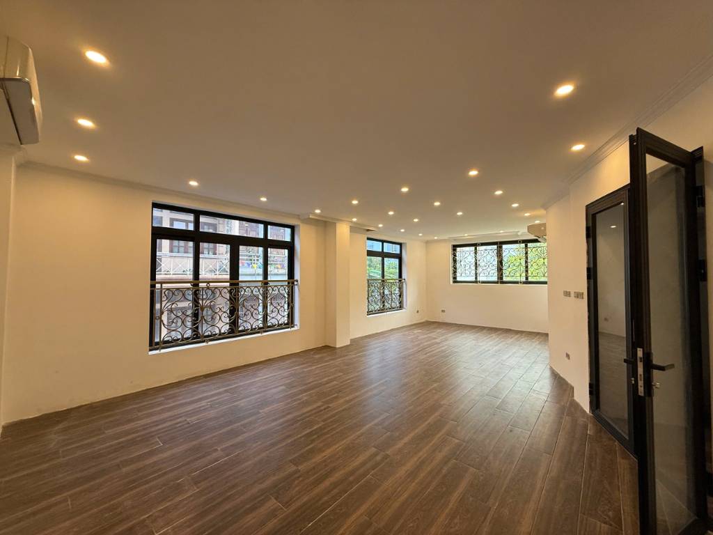 Bán nhà Lạc Long Quân, quận Cầu Giấy, DT 90m2(95m2), 4 tầng, mặt tiền 9m, đường 10m. Giá 35 tỷ