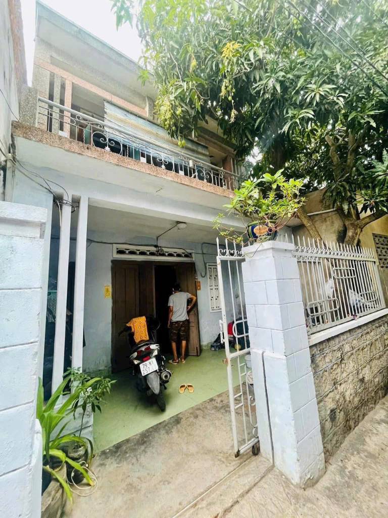 Bán nhà hẻm ô tô con, sát trường THCS Nguyễn Khuyế, ra biển Hòn Chồng 800m