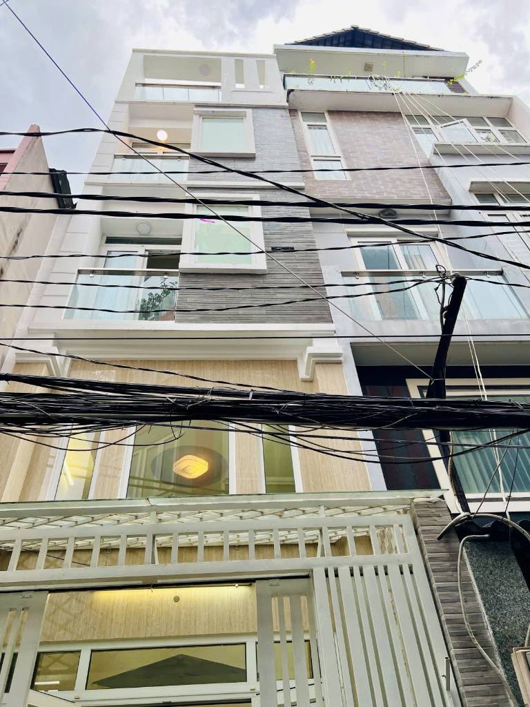 Bán nhà HXH Lý Chính Thắng ngay MT Hoàng Sa Quận 3, 35x10m 5 tầng