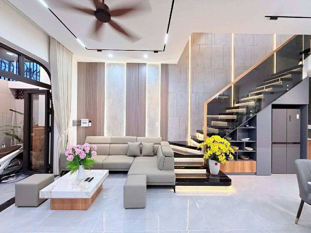 Bán nhà gần Ngã 4 Hồ Tùng Mậu và Hoàng Thị Loan, 3 tầng đường nhựa 8m