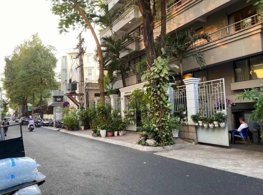 Cho thuê nhà mặt phố Nguyễn Khang, 70m2 x 7 tầng, thông sàn, thang máy