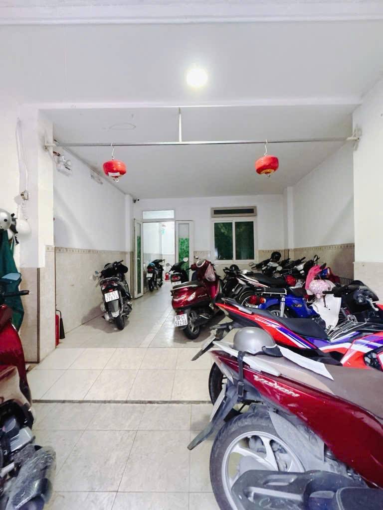 9 phòng _ DT 70m _ TN 35 triệu/ tháng_ 4,3x17m _ Quận 4
