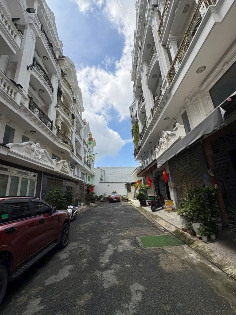 Đẳng cấp thượng lưu nhà phố 5 tầng xe hơi đậu đỗ ngày đêm