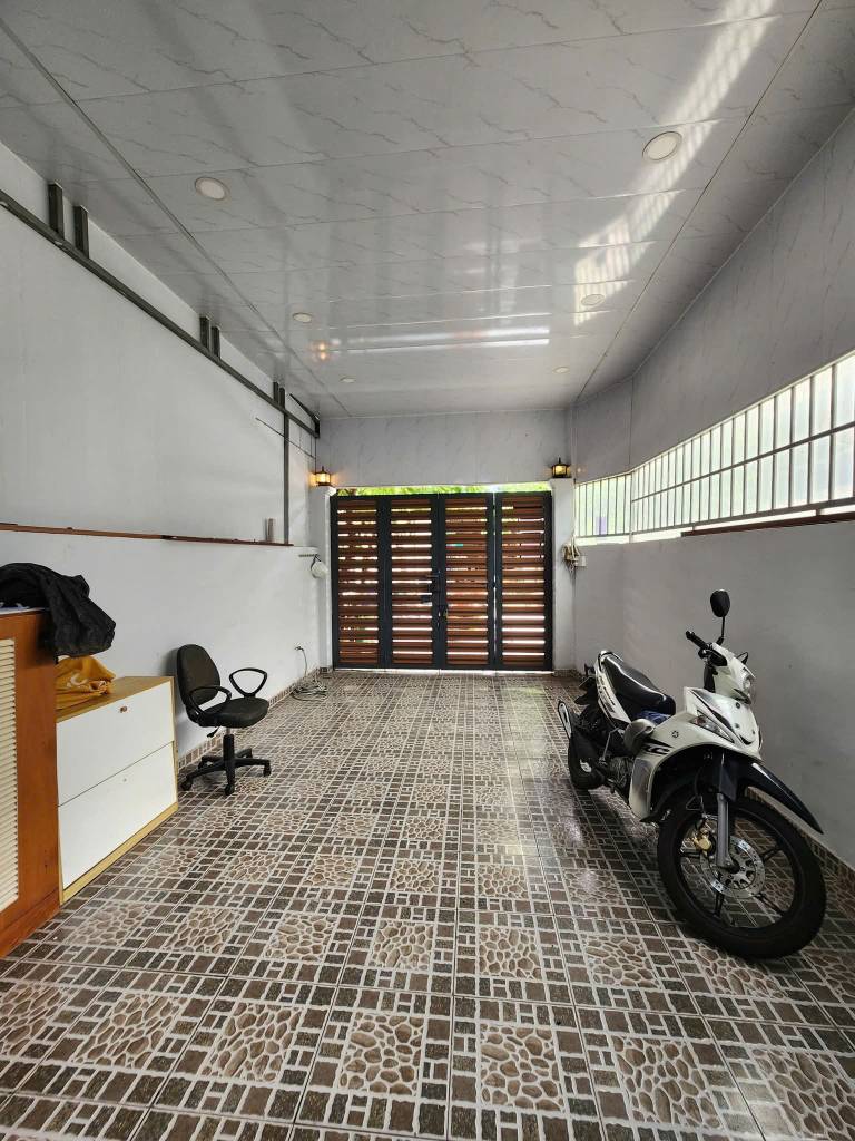 Cho thuê căn góc 2 mặt tiền đường 8m KDC Hồng Long 4pn full nội thất thất giá 17tr