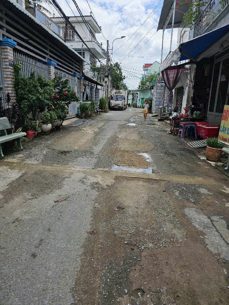 Bán nhà ngay Đình Phong Phú, bằng giá đất, 2 mặt tiền kinh doanh, đường oto ra vào, gần trường học, giá còn TL