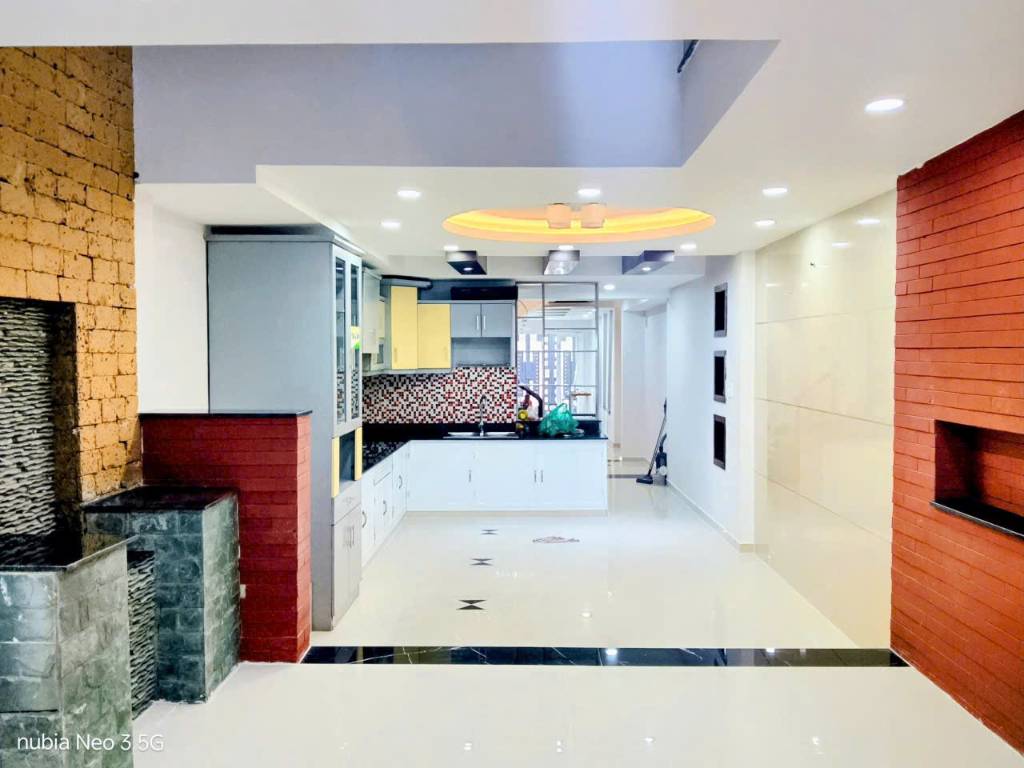 Bán nhà hxh Khuôn Việt, chỉ hơn 100tr/m2, đối diện nhà hàng Thủy Tạ Đầm Sen
