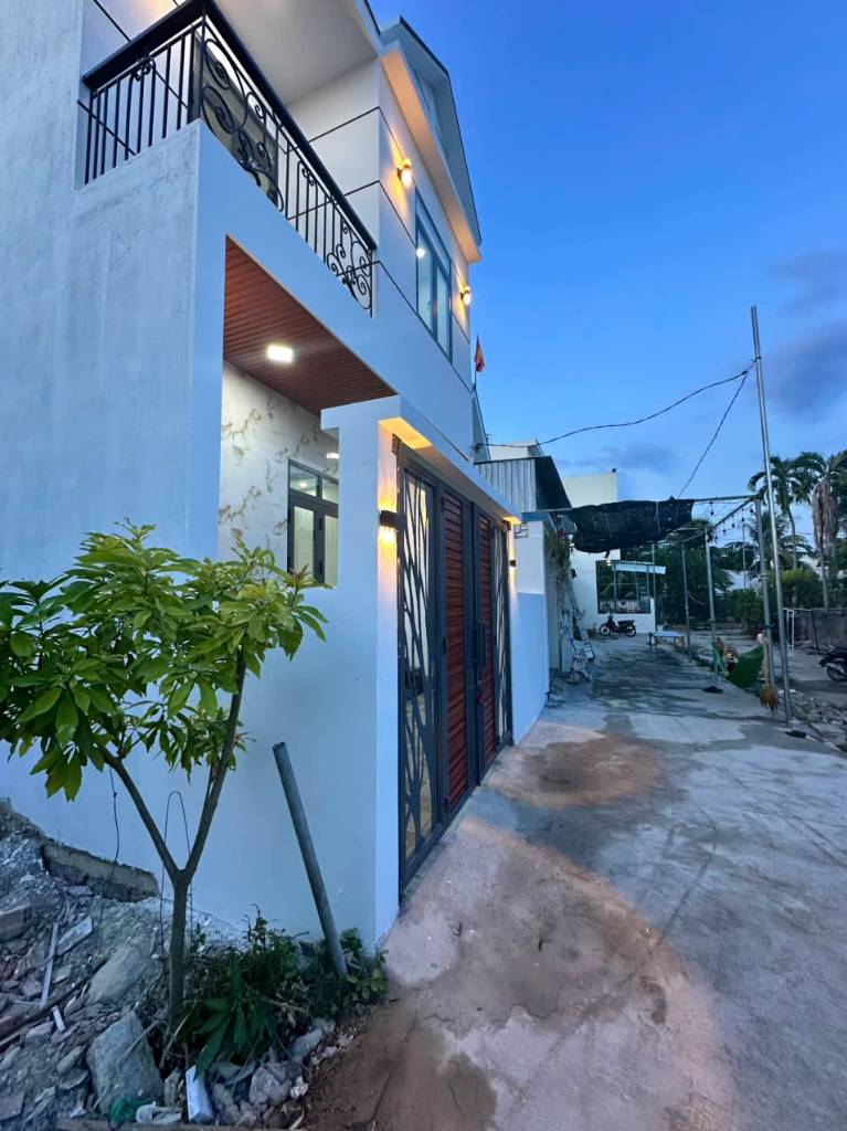 Nhà 2 tầng TT Diên Khánh cách Nha Trang 12 phut, kiên cố đẹp