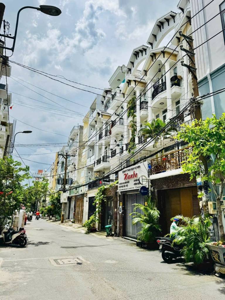 Bán nhà cấp 4 đường Dương Quảng Hàm chỉ 105tr/m2, tiện xây mới 4 tầng 6x17m, CN 100m2